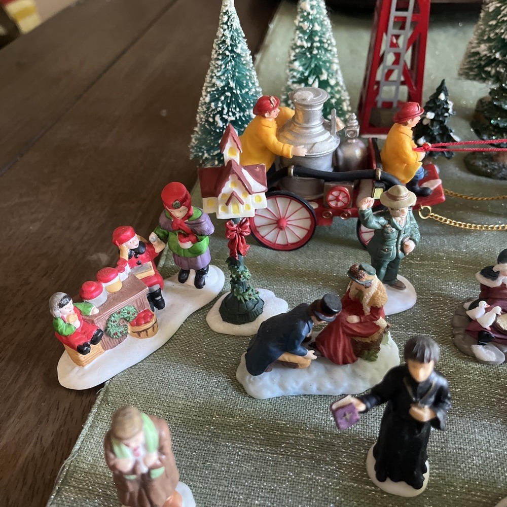 Christmas Village Figures Lot Unbranded ?O'Well Christmas Valley? 45+ Pieces - Picture 14 of 15